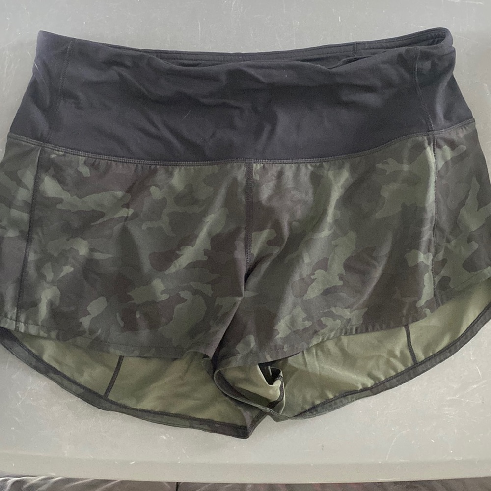 Lululemon High rise speed up shorts 2.5” size 8